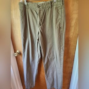 IZOD Saltwater classic fit long pants. Light brown/khaki, flat front. 33×32